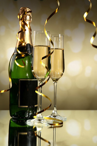 眼镜和浅色背景上的香槟瓶