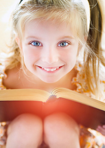 小女孩读本书