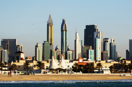 迪拜市中心。从波斯湾视图