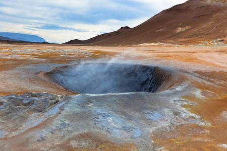 在地热区 hverir，冰岛的热泥盆