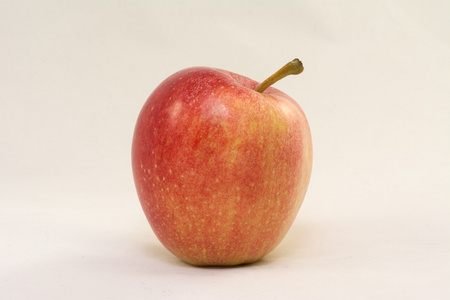 红色和黄色的苹果，在白色的背景，特写