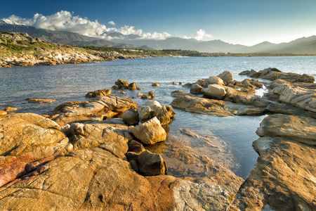 在 arinella plage 在科西嘉岛的岩石