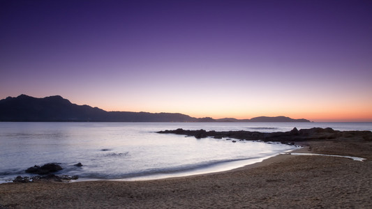 紫色日落时分在科西嘉岛 arinella plage