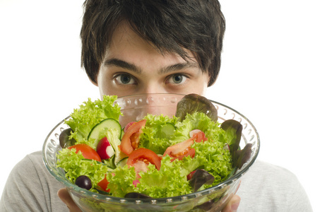 男人吃有机健康沙拉完美的饮食。绿色食品健康生活
