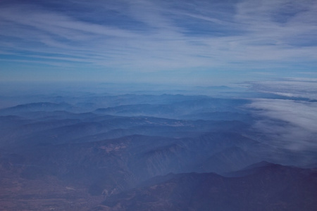 山。天空。希腊