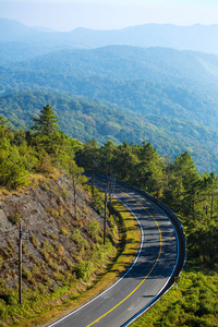 山区公路与风景秀丽的山景