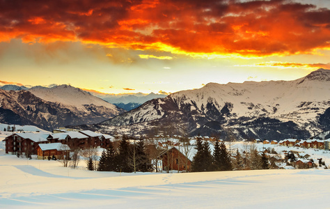 晚上景观和滑雪度假村在法国阿尔卑斯山，la toussuire，法国