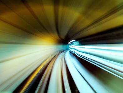 列车在隧道中快速移动图片