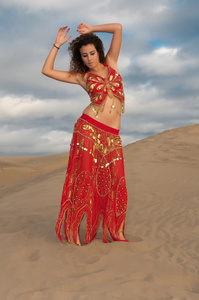 femme danseuse du ventre dans les dunes du dsert