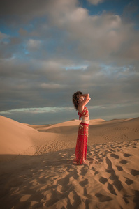 femme danseuse du ventre dans les dunes du dsert
