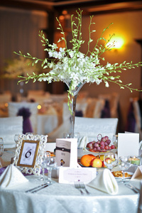 婚礼装饰与水果 鲜花和卡片。婚礼的餐厅，餐桌上的优雅安排。插花和装饰