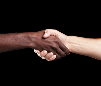 非洲和高加索男人之间的握手