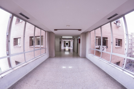 白色的医院走廊图片