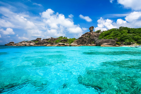 美丽的沙滩和水晶般清澈的海海在热带小岛