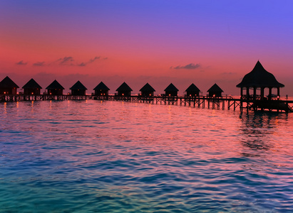在海洋，马尔代夫的岛屿。日落