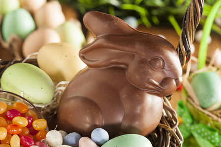 在一个篮子里的巧克力复活节兔子。