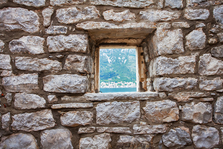 石头墙的窗口