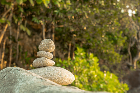 石头金字塔上石象征着和谐与平衡。普吉岛泰国