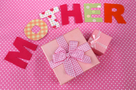 母亲按字母分类的手工纸质信函上粉红色波尔卡背景