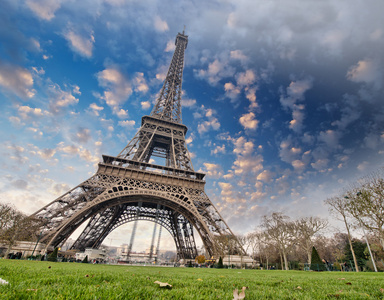 埃菲尔铁塔和巴黎天空