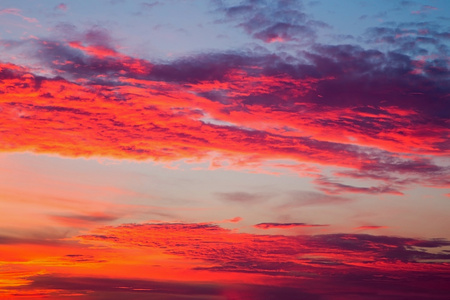 红色 cloudscape 的日落