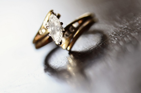 钻石戒指代表了爱和承诺图片