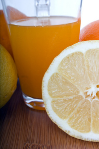 glasse 的橙汁和水果