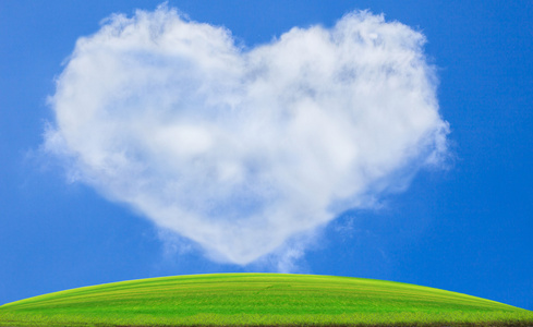 反对为自然背景背景副本空间蓝蓝天和白云的心形状使用绿色草田