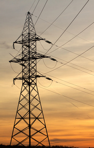 电力供应线金属塔上美丽的日落垂直视图