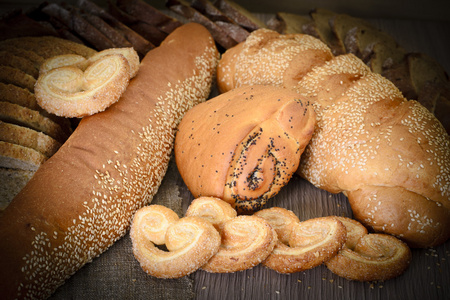 新鲜可口的面包，木质的背景上