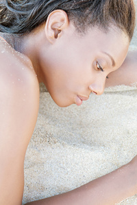 女人躺在海滩上