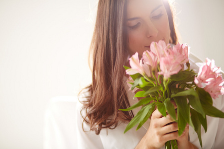 女性与花束