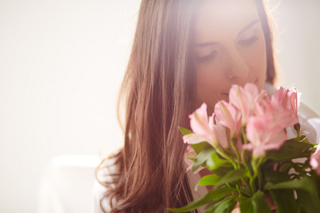 女性与花束