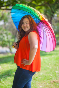 幸福的脂肪女人用的伞