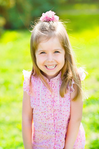 可爱笑的小女孩，用长长的金发，室外肖像中夏公园