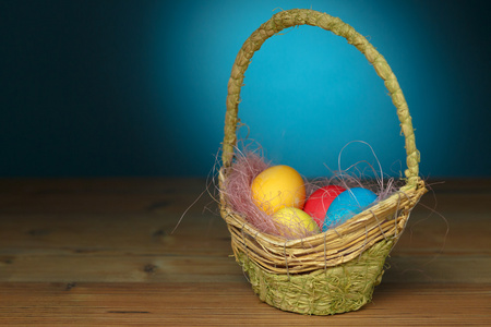在篮子里的复活节彩蛋