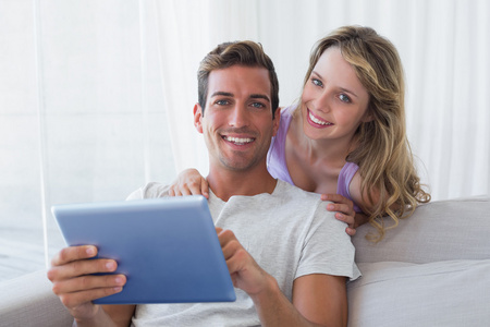 使用数字平板电脑对幸福的夫妻的肖像
