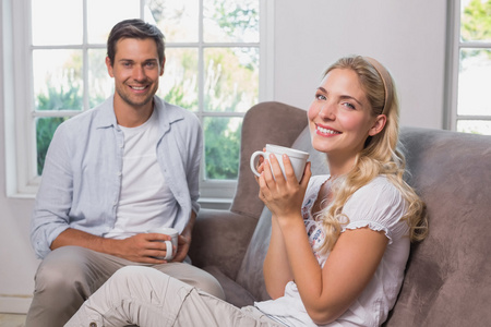 咖啡杯在客厅里轻松夫妇的肖像