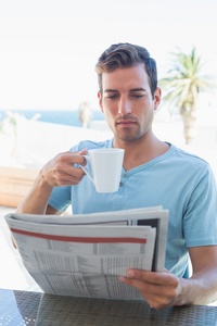 集中的人喝着咖啡，读报纸