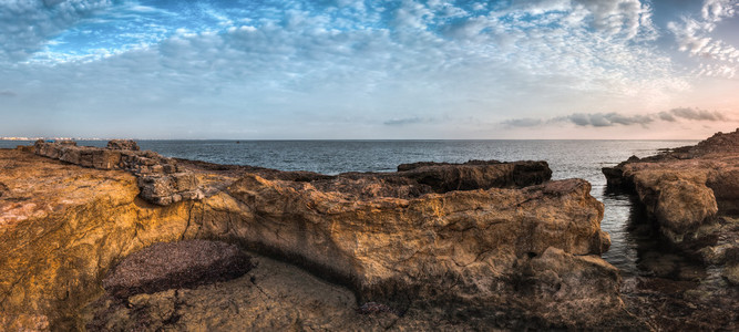 海和岩石海岸上空的日落