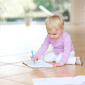 女婴用彩色铅笔绘图