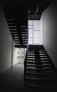 黑色的木头制成的楼梯