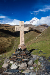 十字架和格鲁吉亚卡兹别克山麓山
