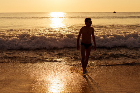 上海滩的日落的男人
