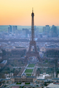 巴黎的埃菲尔铁塔的鸟瞰图图片