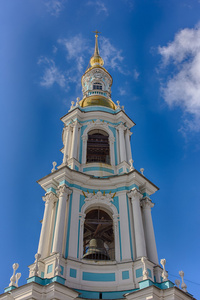 皲裂大教堂的钟塔图片
