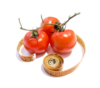 在白色背景上的厘米磁带中的一个分支上的西红柿