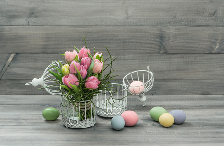 柔和的粉色郁金香花朵和复活节彩蛋