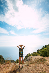 站在山顶上的女人