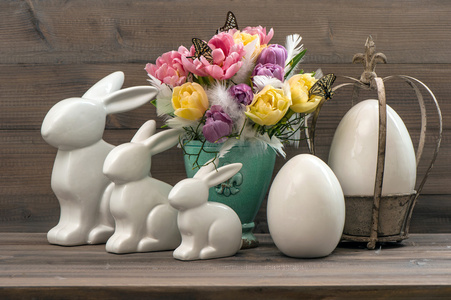 复活节装饰与郁金香 彩蛋和兔子